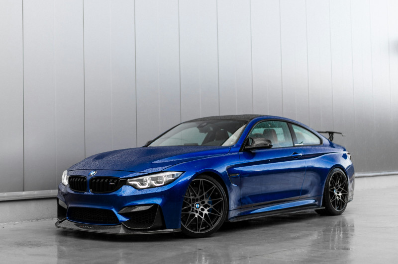 Black 5 Passenger Dodge Magnum SUV Rental in Houston, TX | Ridehire - Main View